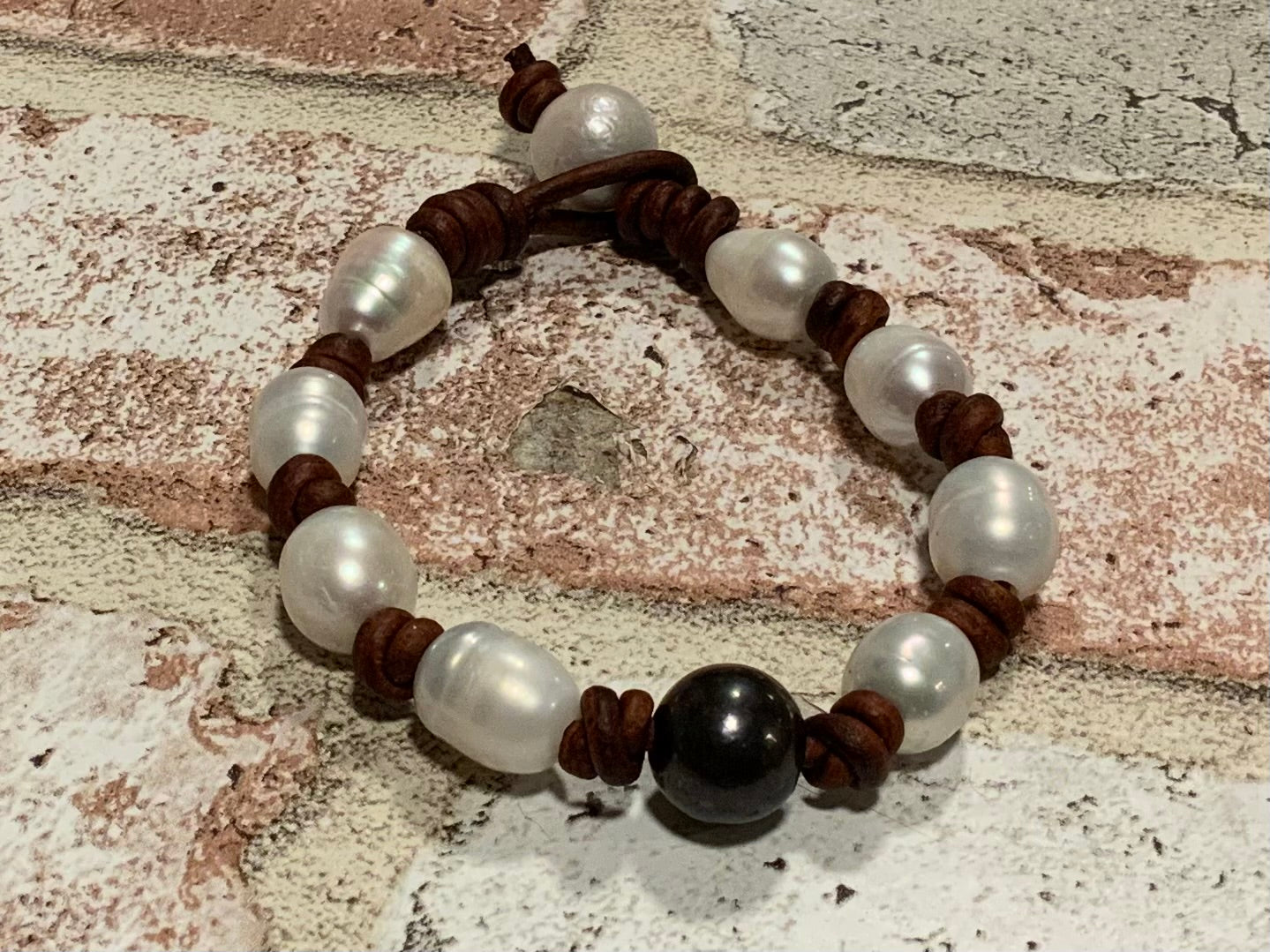 Freshwater pearl bracelet with one black pearl