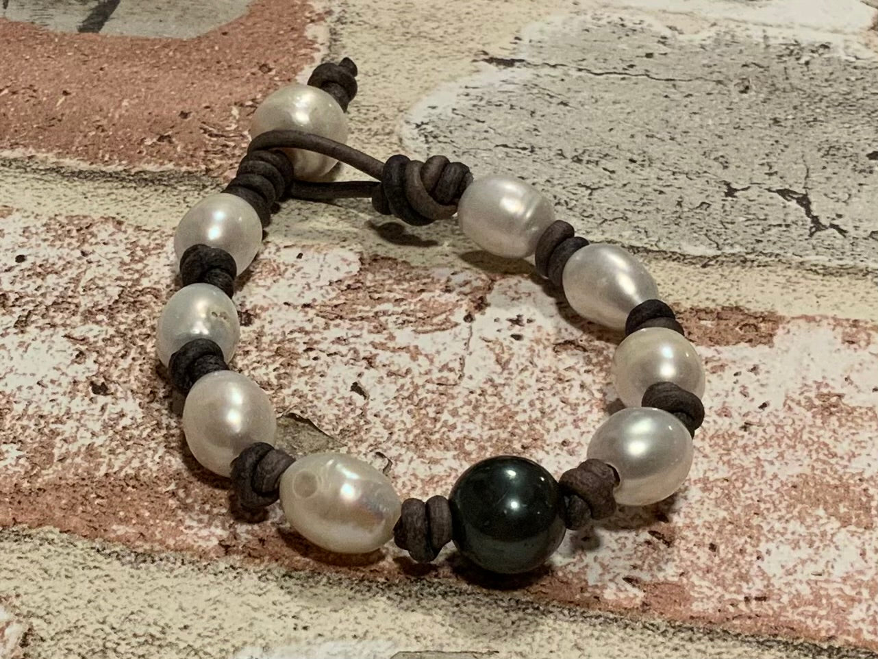 Freshwater pearl bracelet with one black pearl