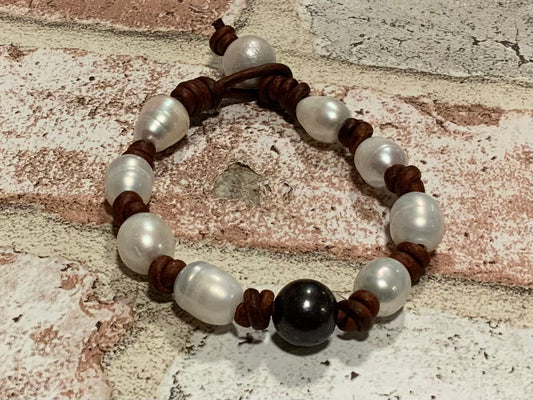 Freshwater pearl bracelet with one black pearl