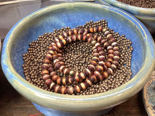 Lined agate bracelet