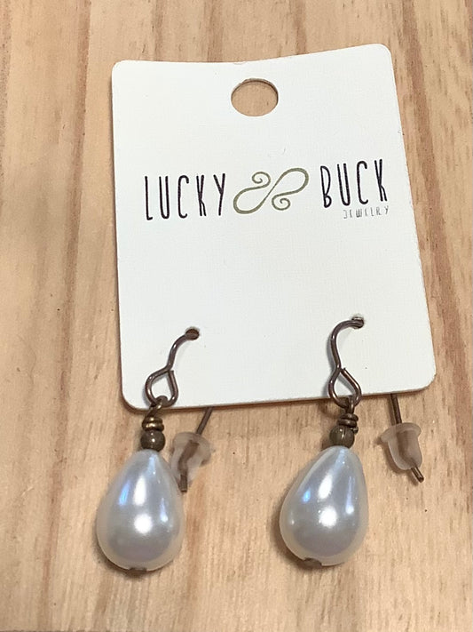 Shell pearl earrings